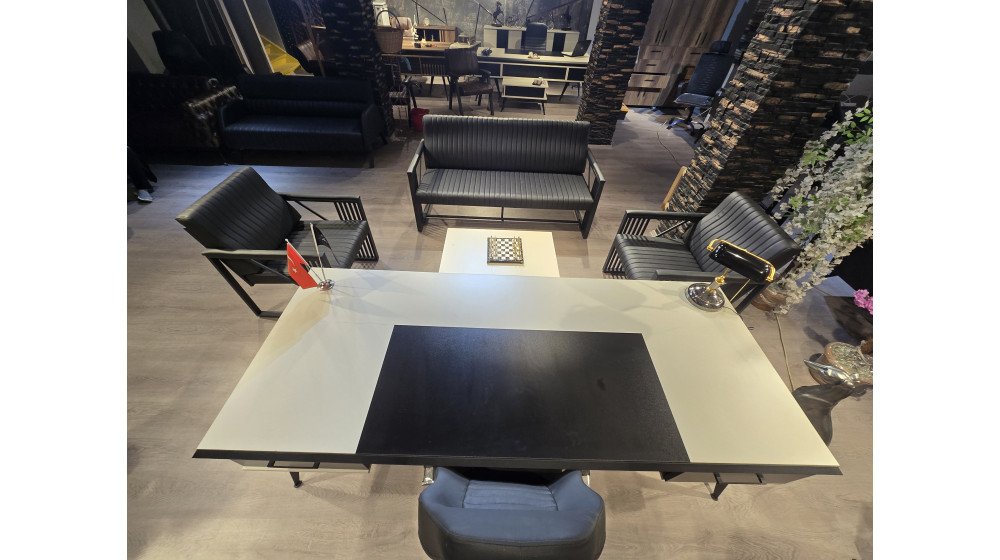 Aytaşı lüks yönetici masa takımı; LED aydınlatmalı geometrik ön paneli, lazer kesim lama demir ayakları ve uyumlu koltuk takımı ile modern ofis ortamında sergileniyor.